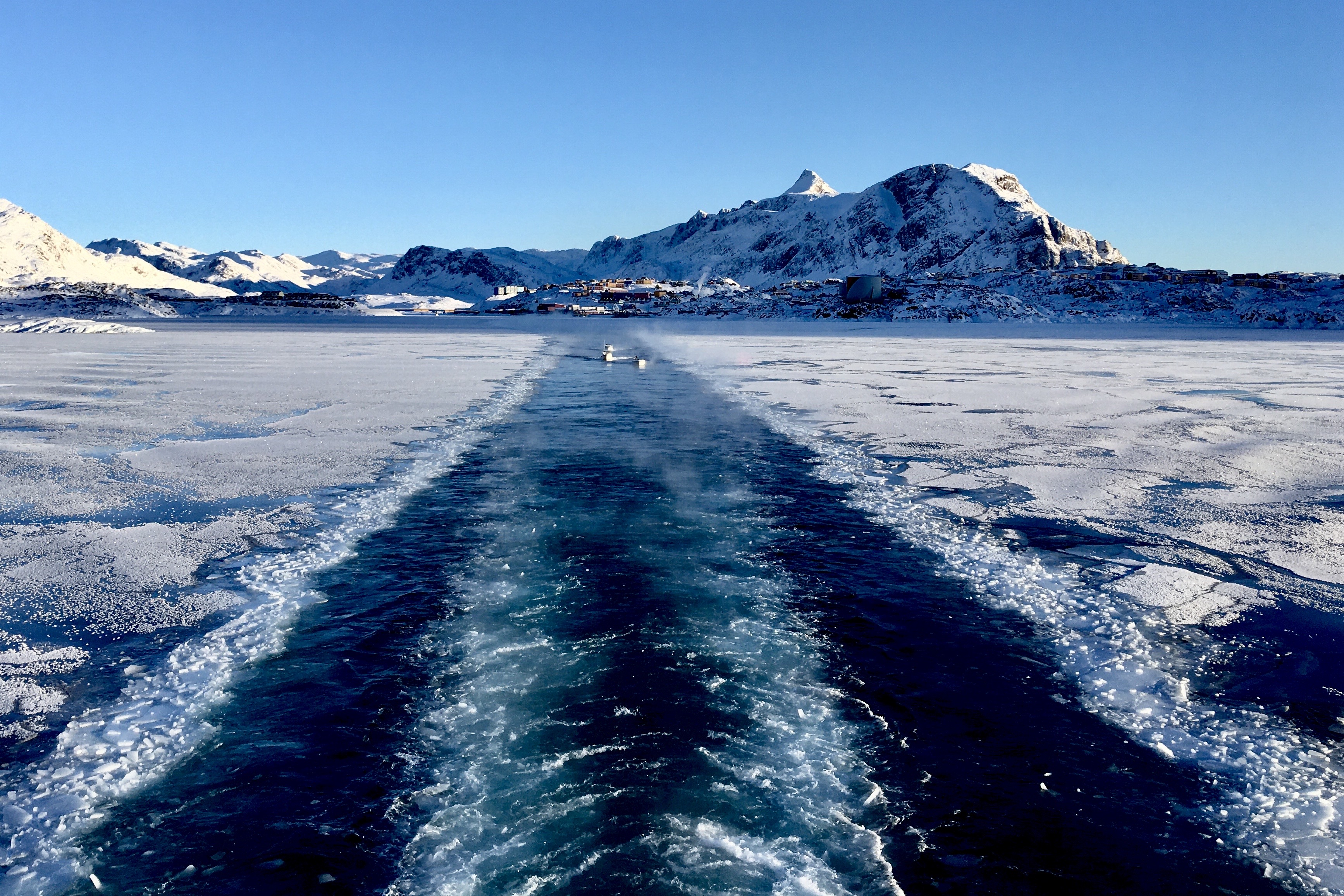 Tre joller får et lift, Sisimiut.jpg